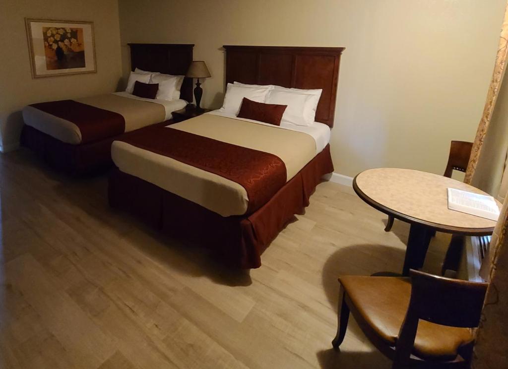 布兰森赫姆斯德汽车旅馆的酒店客房设有两张床和一张桌子。