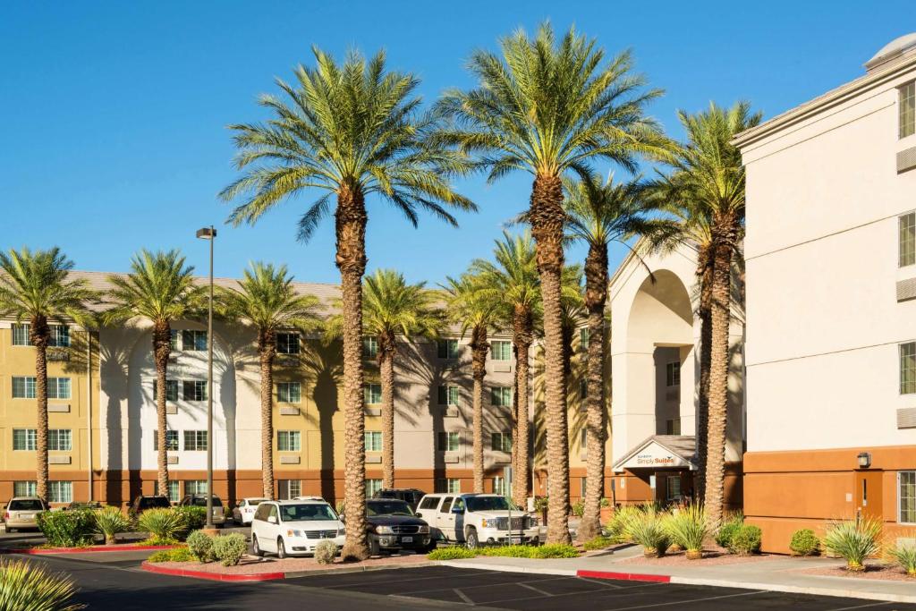 拉斯维加斯Sonesta Simply Suites Las Vegas Convention Center的一座建筑前的棕榈树停车场