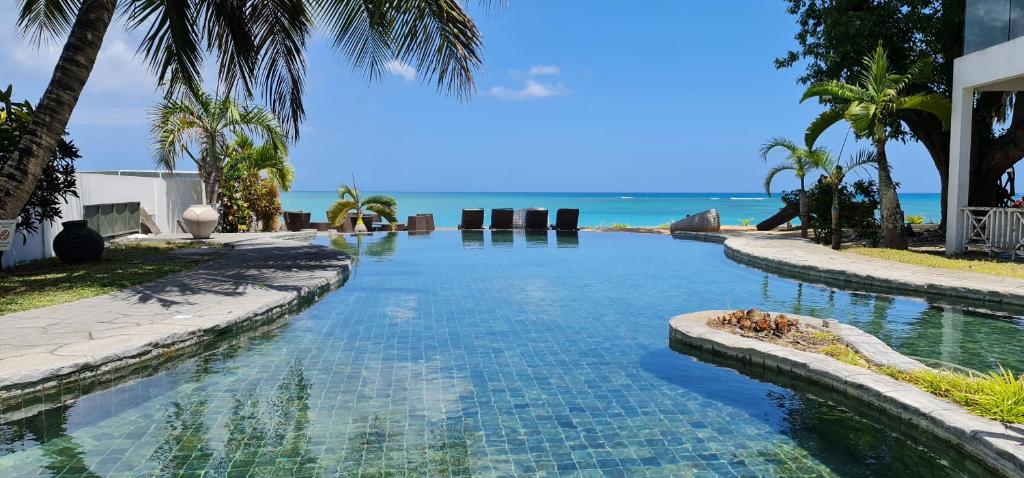 佩雷贝勒海洋美景酒店的一座背景海洋的游泳池
