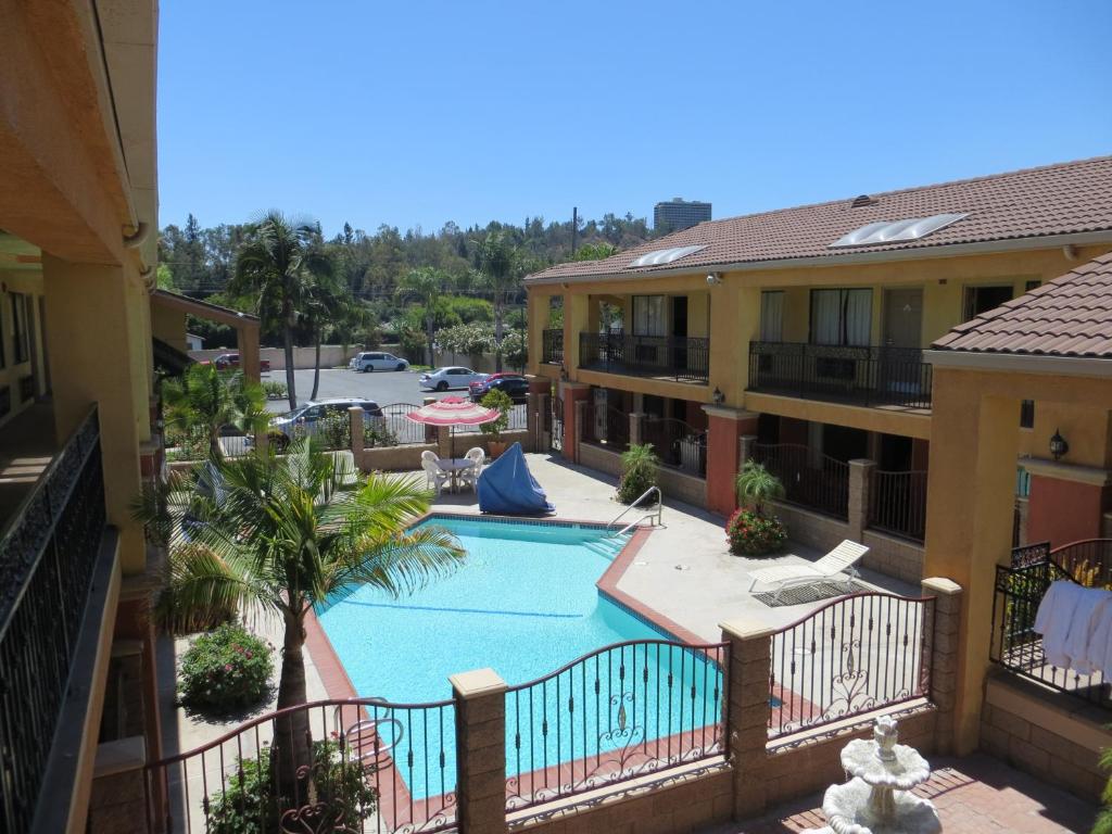 拉蓬特梓汽车旅馆的从酒店阳台可欣赏到游泳池的景色