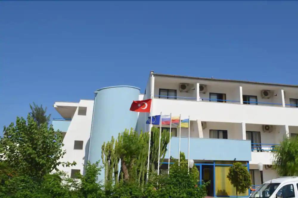 凯麦尔Park Avrupa Hotel的前面有旗帜的建筑