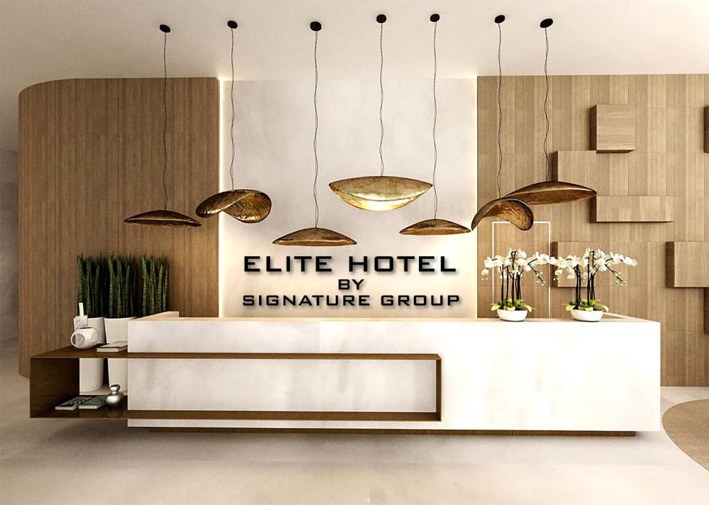 海得拉巴Hotel Elite By Signature Group的酒店大堂设有前台和吊灯