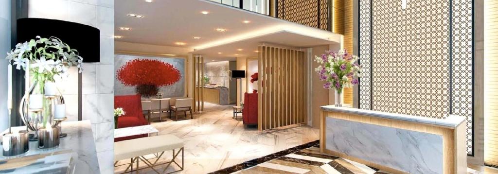 曼谷FX HOTEL NANA的大堂,带椅子和鲜花的酒店
