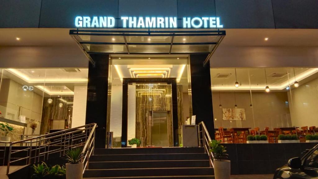 雅加达Grand Thamrin Hotel的一座宏伟的汉姆林酒店,大楼内设有楼梯