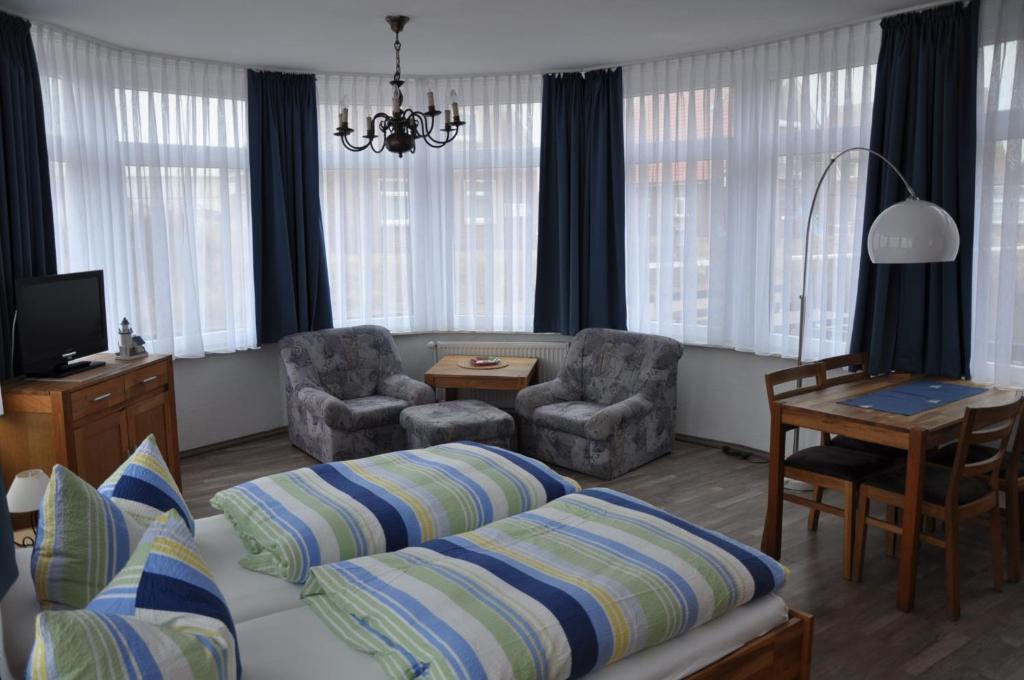 巴尔特鲁姆Seevilla Wietjes Whg 4的客厅配有沙发、椅子和桌子