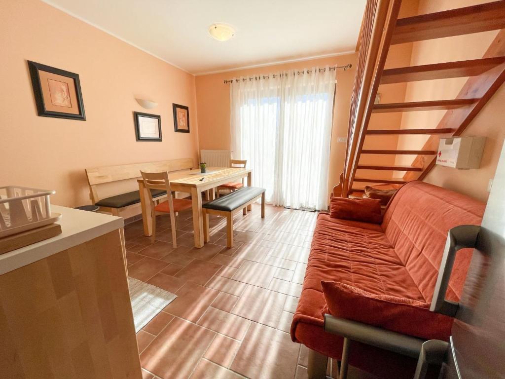 兹雷切Apartma Idila的客厅配有沙发和桌子