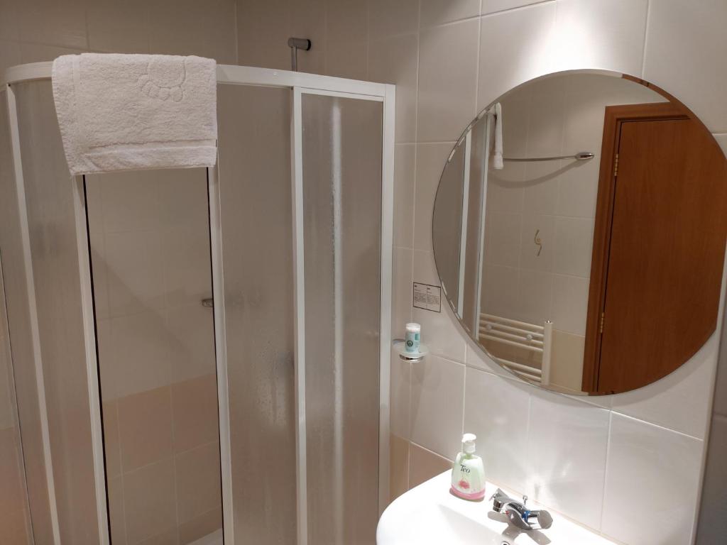 波罗维茨Studio Villa Park 410的一间带水槽、镜子和淋浴的浴室