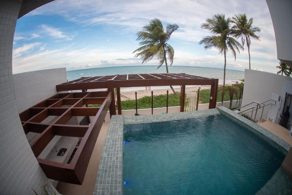 若昂佩索阿Branco Haus - Pé na Areia do Caribessa的享有海滩景致的游泳池