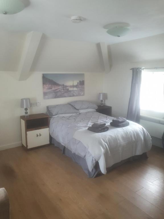 杜伦Three horse shoes的一间卧室配有一张带白色床单的床和一扇窗户。
