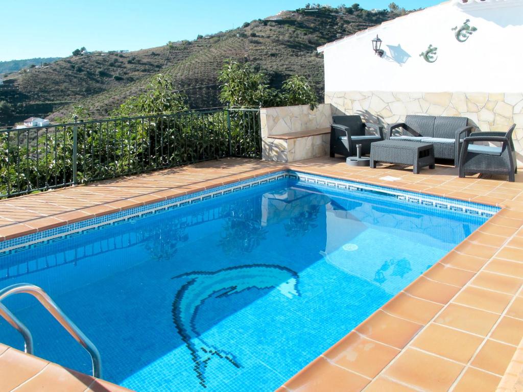 弗里希利亚纳Holiday Home La Era - FRG130 by Interhome的一座蓝色的游泳池