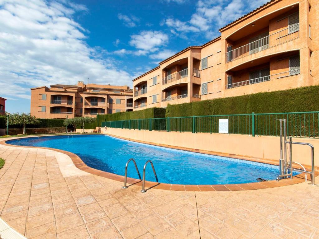 卡拉法特Apartment Marina Sant Jordi by Interhome的大楼前的游泳池