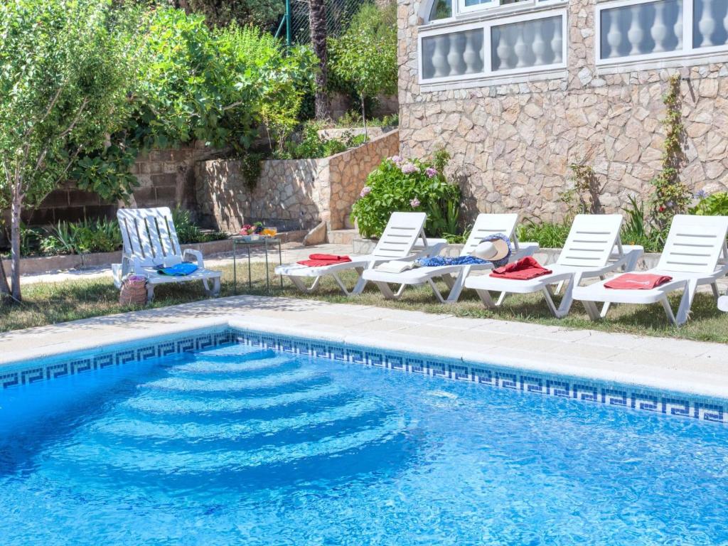 蒙特巴巴特艾古阿维拉公园1号罗雷特德马尔度假屋的一个带躺椅的游泳池和一个游泳池