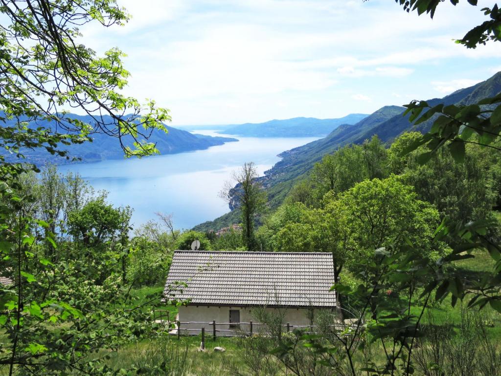 特拉雷戈Holiday Home Baita Checc by Interhome的一座享有湖景的山丘房屋
