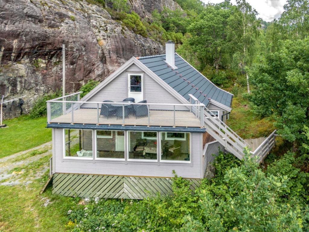 ÅkraChalet Åkrafjorden - FJH340 by Interhome的山丘上房屋的顶部景色