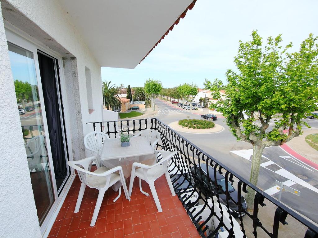 艾姆布里亚布拉瓦Apartment Port Banyuls-1 by Interhome的阳台配有桌椅和街道。