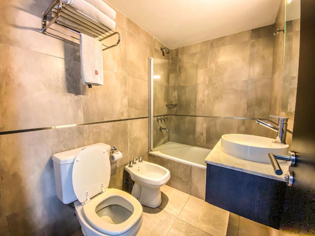 拉普拉塔Temporal Suites的一间带卫生间和水槽的浴室