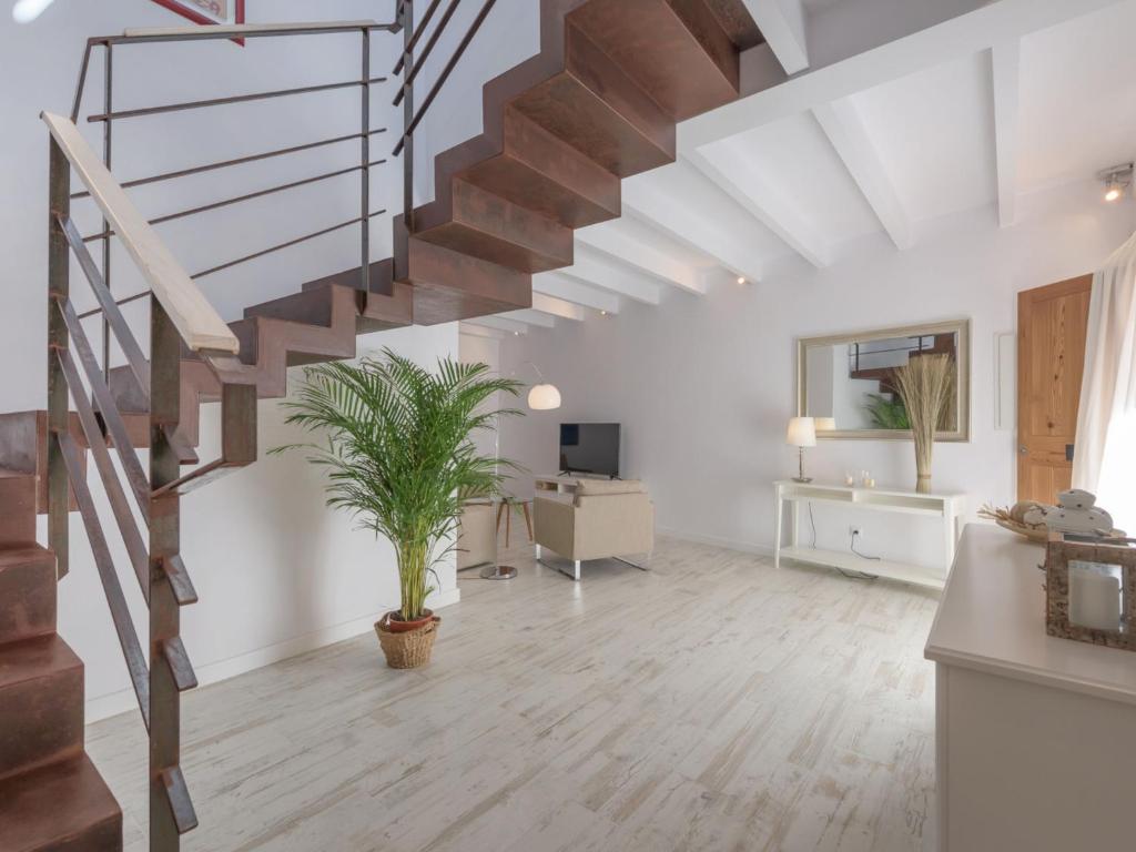 科斯提克斯Holiday Home Es Reco by Interhome的一间带楼梯和盆栽的客厅