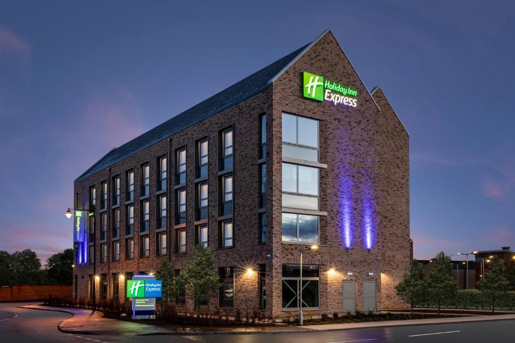 剑桥Holiday Inn Express Cambridge West - Cambourne, an IHG Hotel的一座砖砌的建筑,上面写着“国王”字