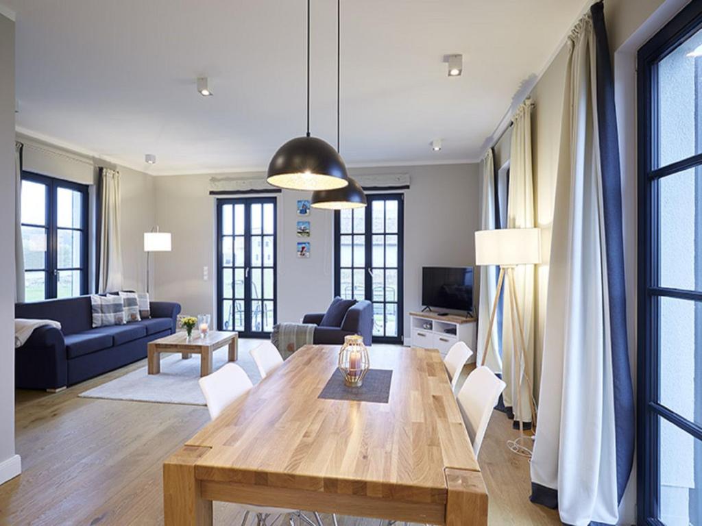 德兰斯克Reetland am Meer - Superior Reetdachvilla mit 2 Schlafzimmern F16的客厅配有木桌和沙发