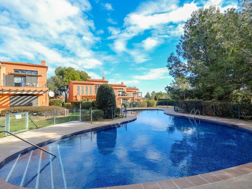 邦蒙特特雷斯诺维斯Apartment Bonmont by Interhome的一个大型蓝色游泳池,其建筑背景为: