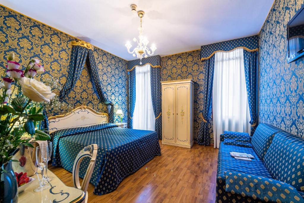 威尼斯埃尔加泽蒂诺酒店的蓝色的卧室配有床和沙发