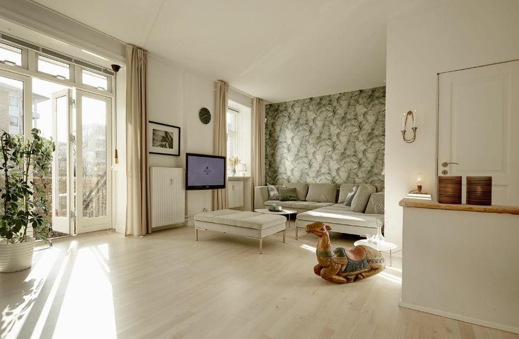 哥本哈根ApartmentInCopenhagen Apartment 1167的带沙发和电视的客厅