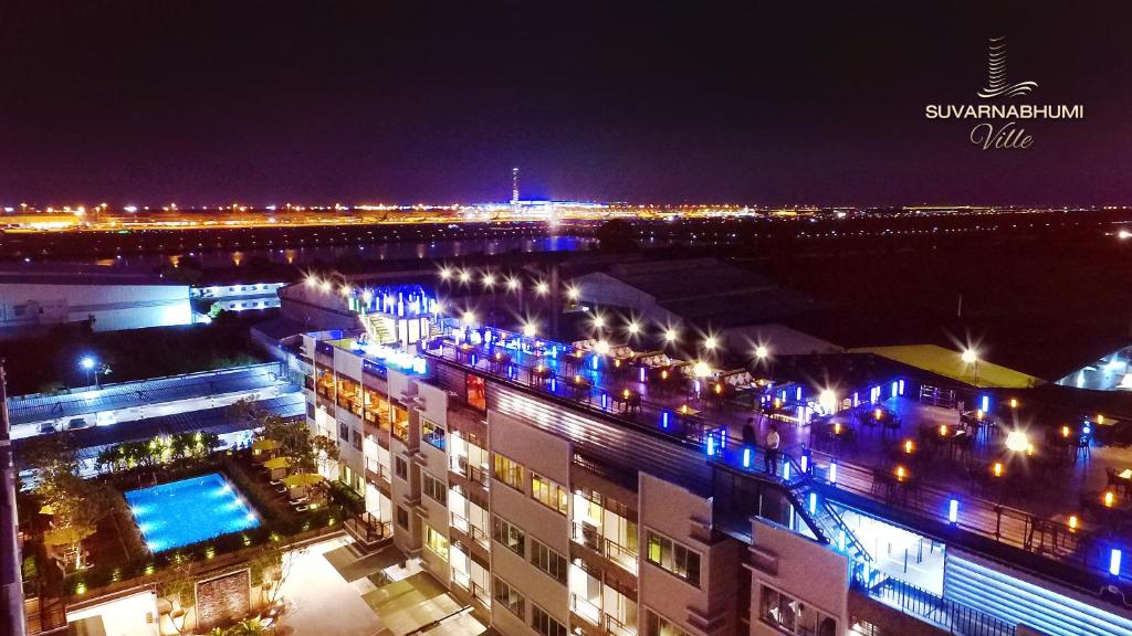 莱卡邦素万那普威乐机场酒店的夜晚带灯光的城市景观