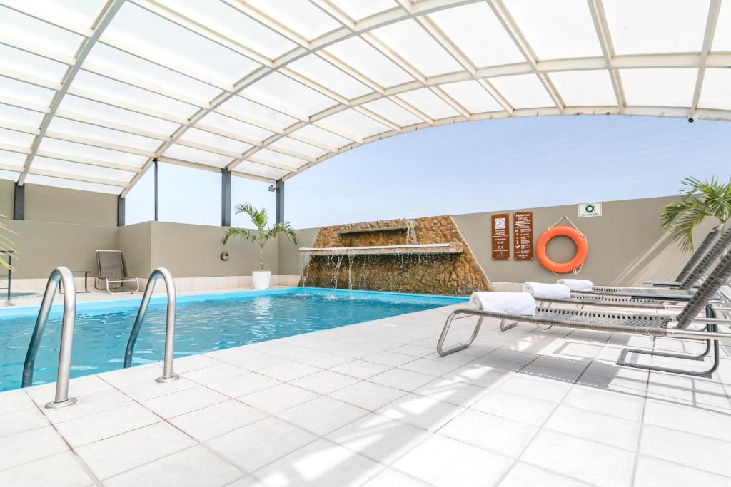 齐克拉约奇克拉约温德姆太阳海岸酒店的一个带玻璃天花板的室内游泳池