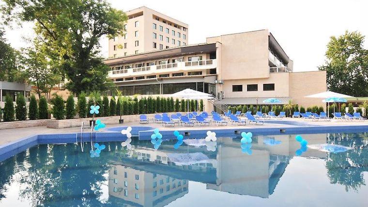 佩特里奇Хотел България Петрич的游泳池,设有蓝色椅子和水中的鸟