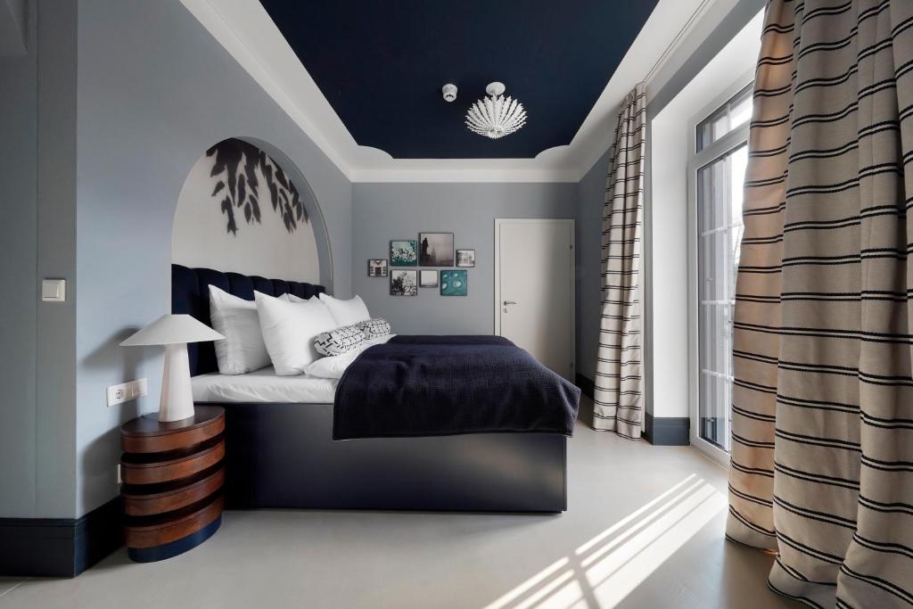 萨尔茨堡numa I Maximilian的一间卧室配有一张蓝色天花板的床