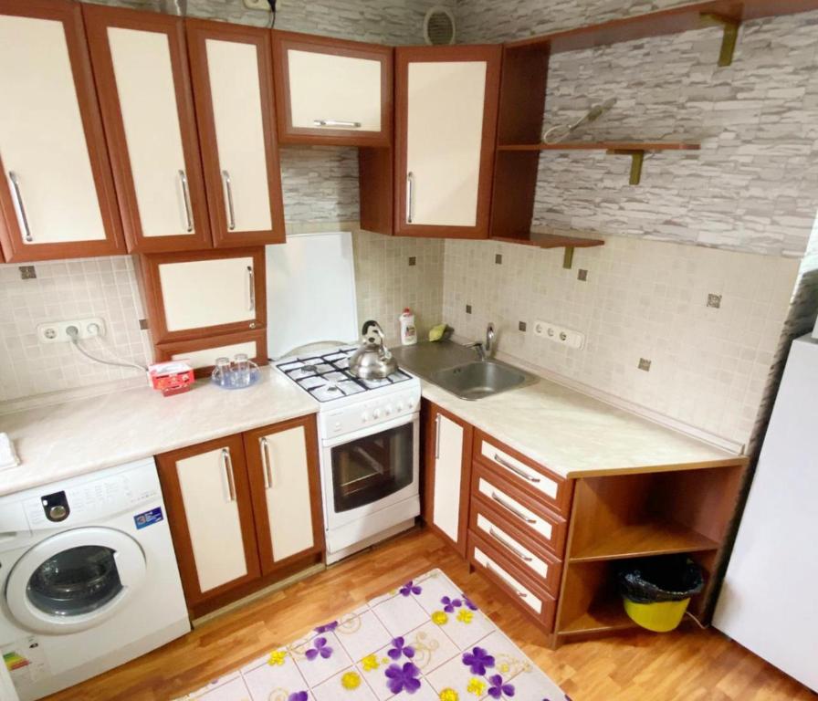 阿拉木图Apartments Ahmetova 6 32的一间带水槽和炉灶的小厨房