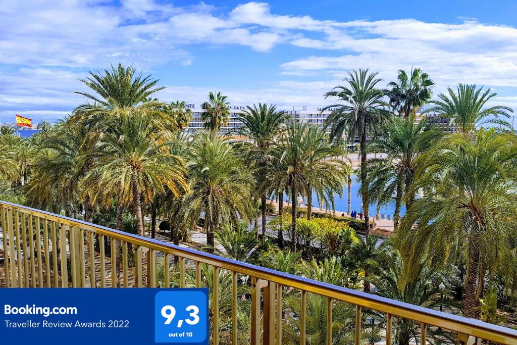 阿利坎特Port-Beach Alicante 2的享有棕榈树海滩的美景