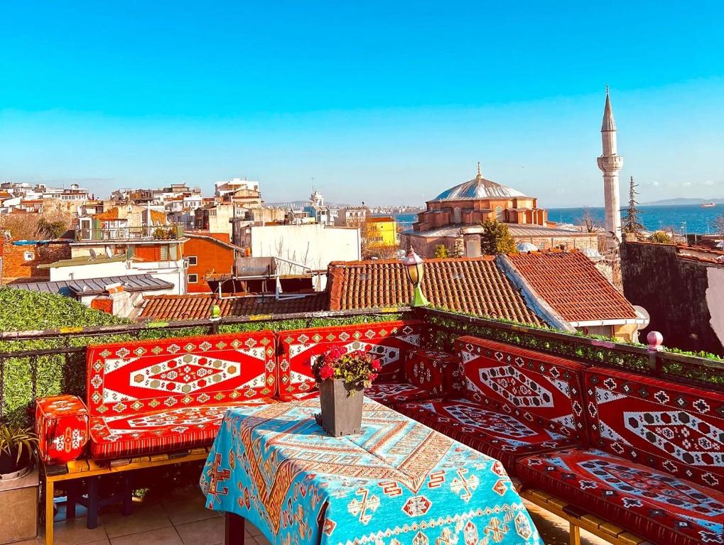 伊斯坦布尔绿色生活公寓式酒店 的市景阳台桌子