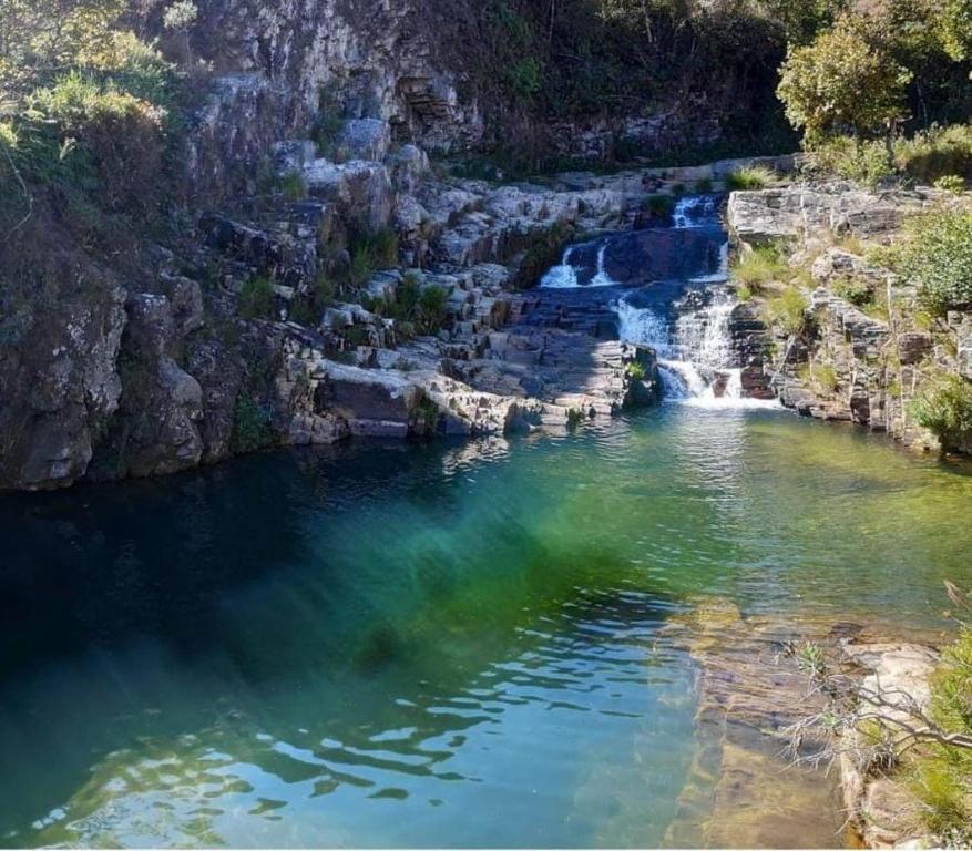 瓦尔任博尼塔Pousada e Restaurante Boia Cross的瀑布的水域