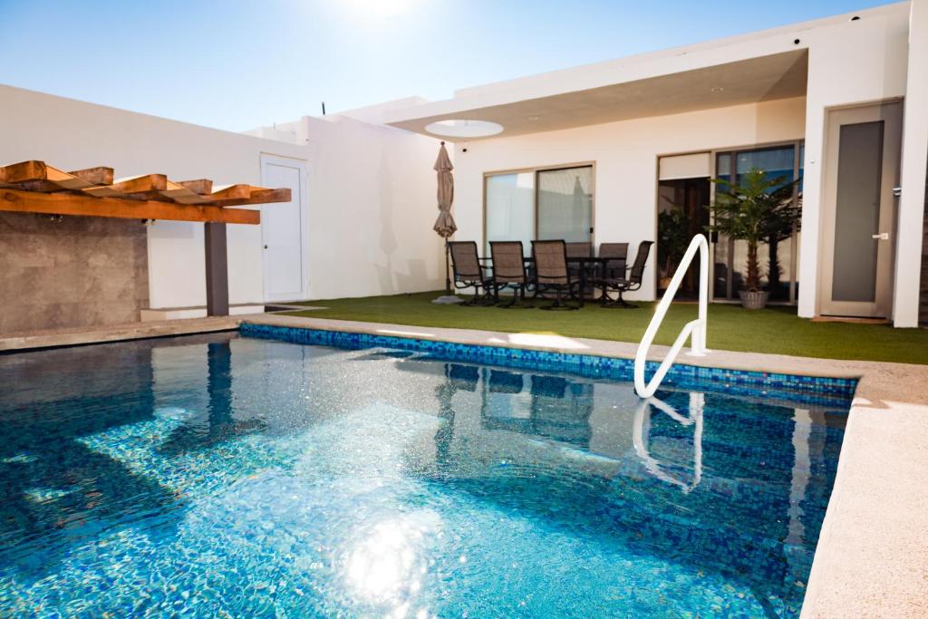 佩尼亚斯科港Brand new home with heated pool的房屋中间的游泳池