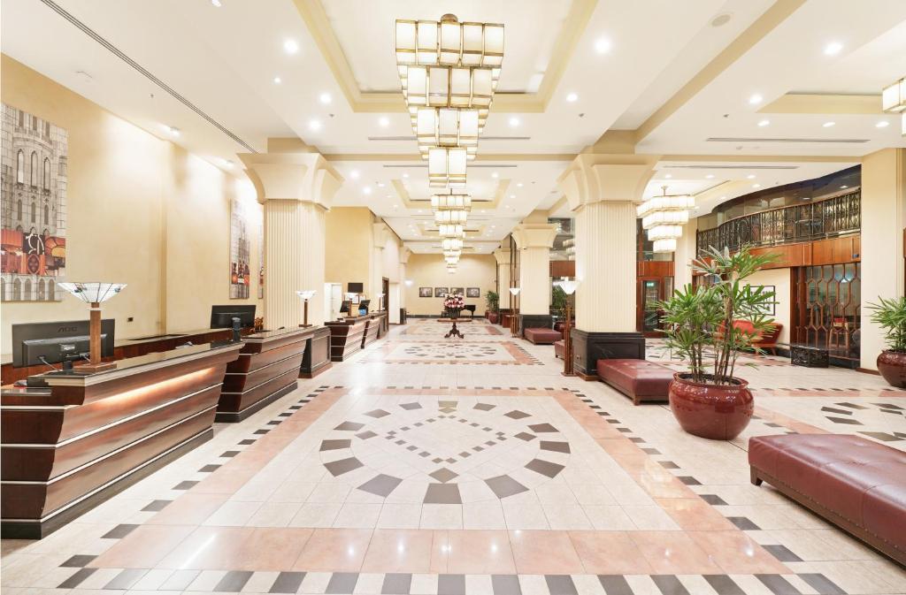 悉尼百丽旅店的长凳和盆栽的建筑的大厅
