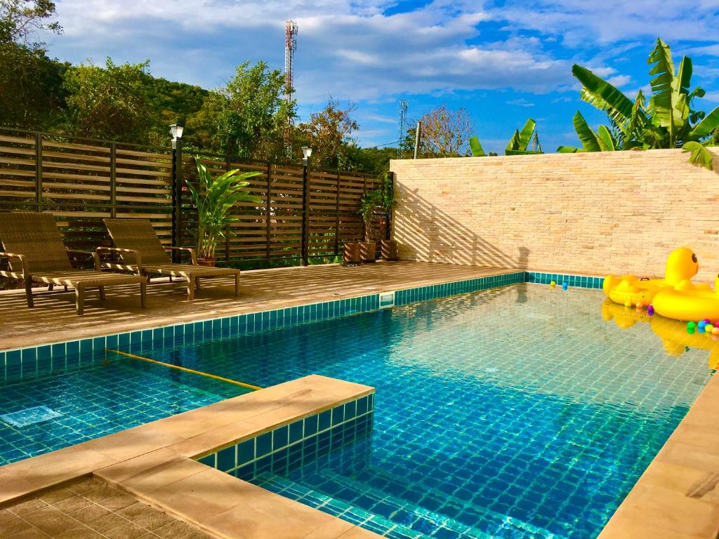 格兰岛Koh Larn Riviera的后院的游泳池,带游泳池