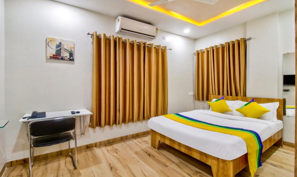 那格浦尔Itsy By Treebo - Shri Guru Service Apartment的一间卧室配有一张床、一张桌子和一把椅子