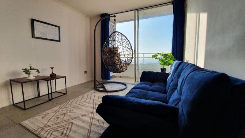 安托法加斯塔Antofagasta Sunset - Amplio Departamento con Home Office y Vista Mar的客厅设有蓝色的沙发和大窗户