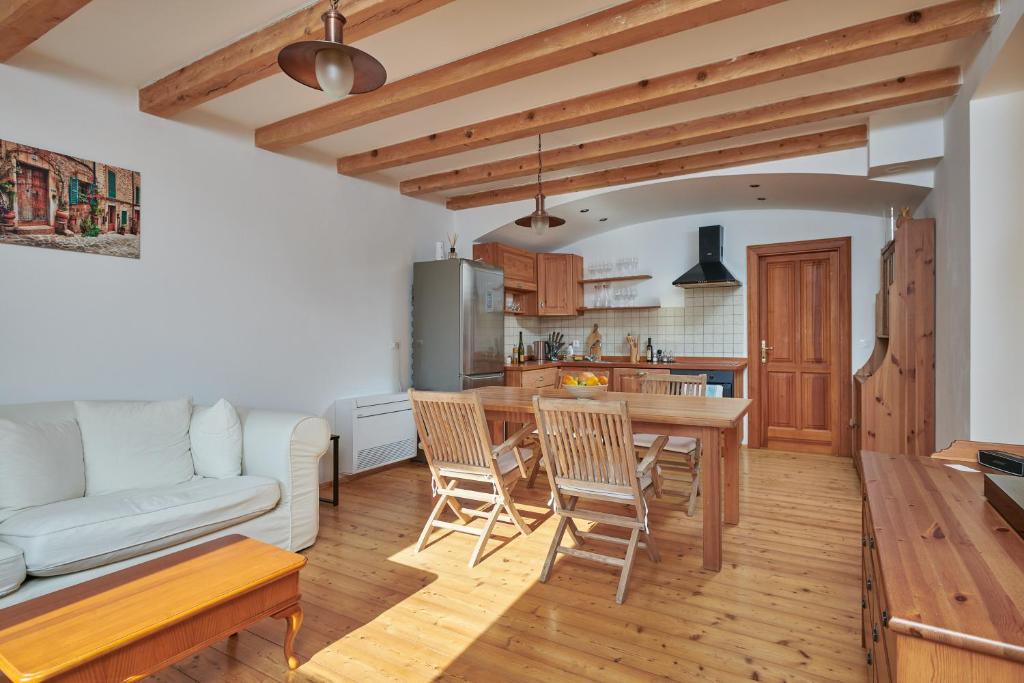 古维达里Park Cottage的厨房以及带桌椅的起居室。