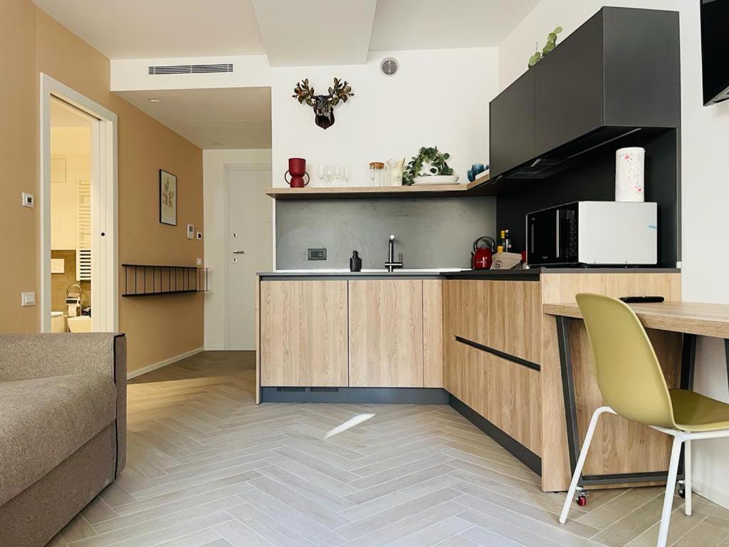 特伦托MUROS - Design Apartments in Trento的厨房配有水槽和台面