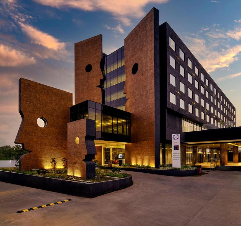 印多尔Essentia Luxury Hotel Indore的一座大型砖砌建筑,有一座建筑