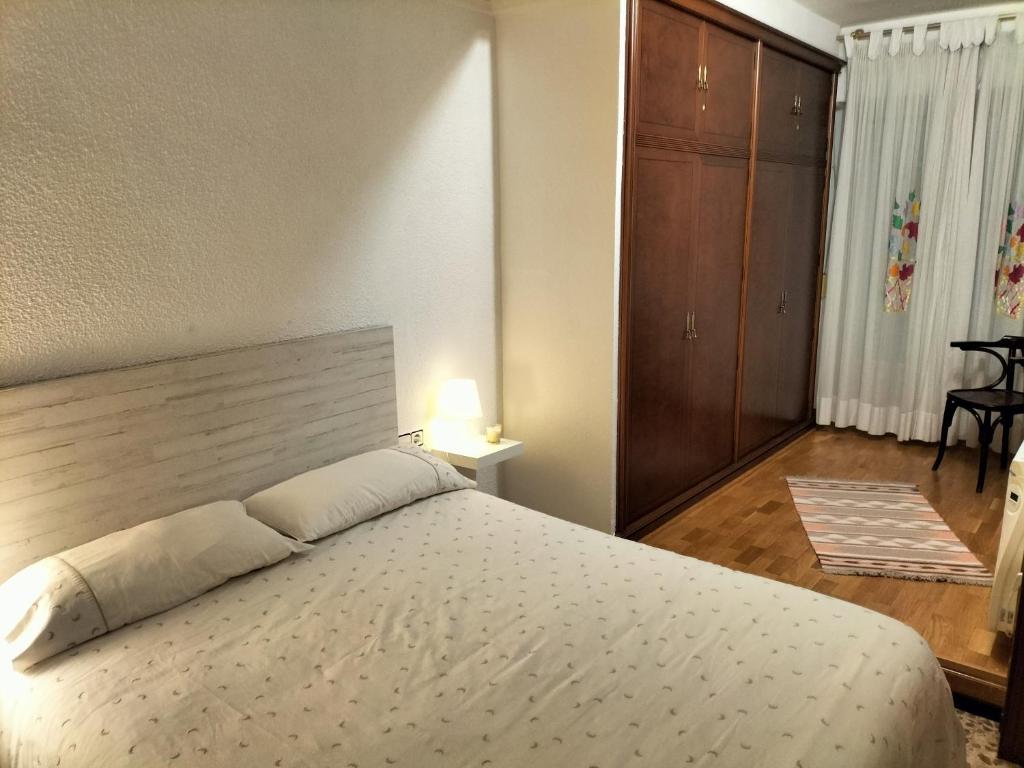 埃尔切Piso Centro María Aire-Wifi的卧室配有一张白色大床和木制床头板