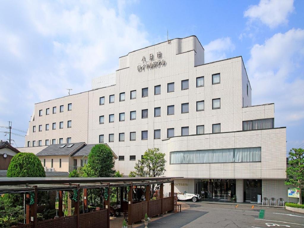 Yōkaichi八日市皇家酒店 的白色的建筑,上面有标志
