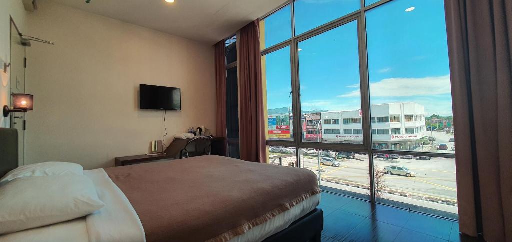 怡保DS酒店的酒店客房设有一张床和一个大窗户