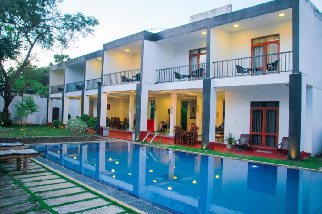锡吉里亚Amelia Resort的一座房子前面设有游泳池