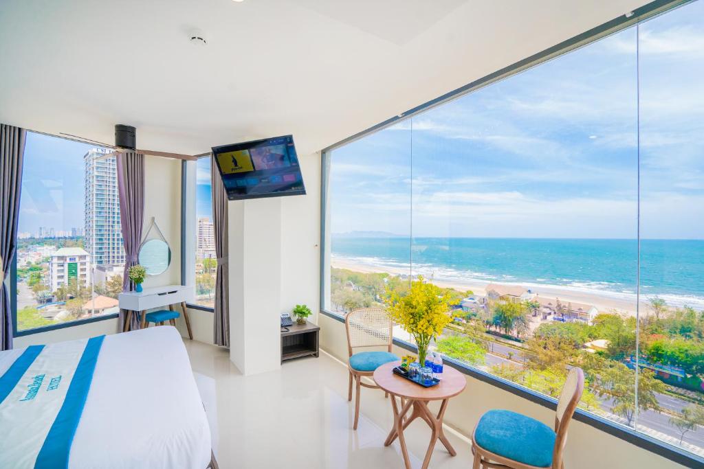 头顿Annata Beach Hotel的一间卧室配有一张床,享有海景