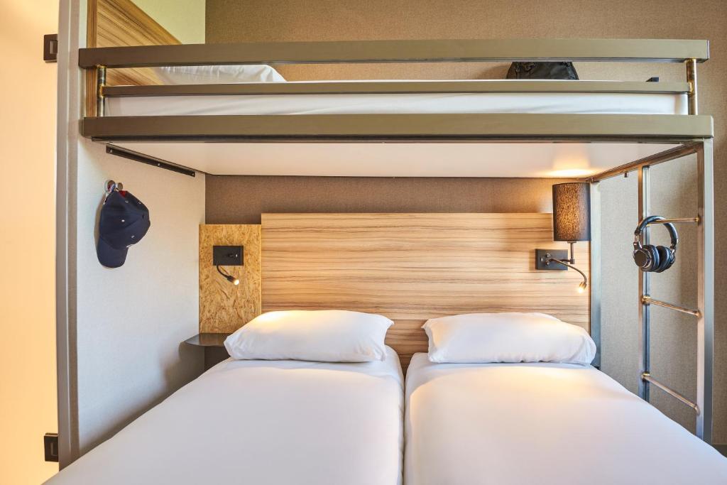 巴黎Ibis Budget Paris porte de la Chapelle - Aréna的带两张双层床的客房中的两张床