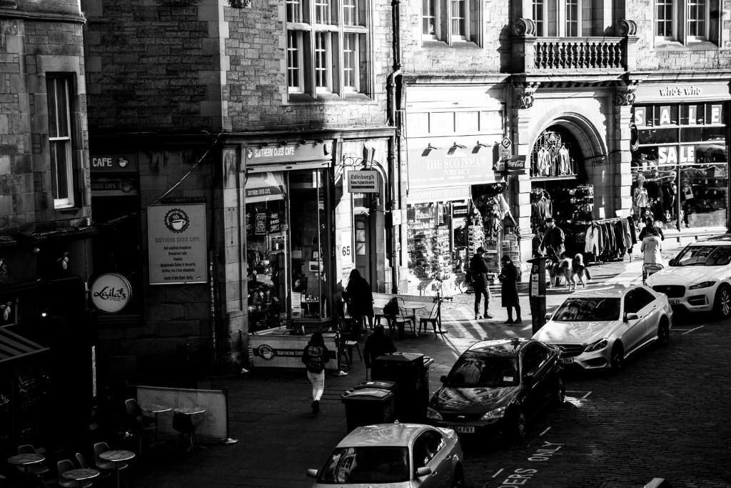 爱丁堡Edinburgh Backpackers的一张黑白相间的街道上挂有汽车的照片