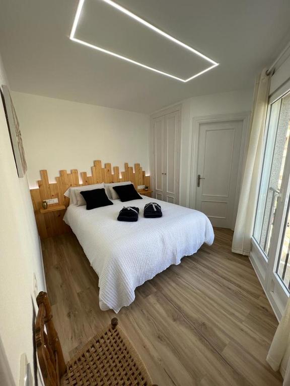 阿尔啼Apartamento Esperanza by Altea Blanca Apartamentos Turísticos的卧室配有一张白色的大床,铺有木地板